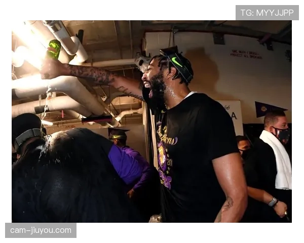 特写：客场更衣室的香槟雨，新疆队年轻球员们首次品尝总冠军滋味